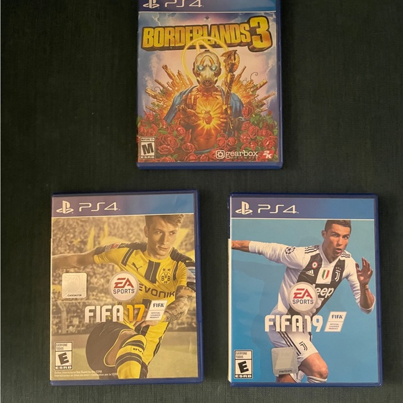 PlayStation 4 with 2 remote controllers and 3 games. - Picture 7 of 8